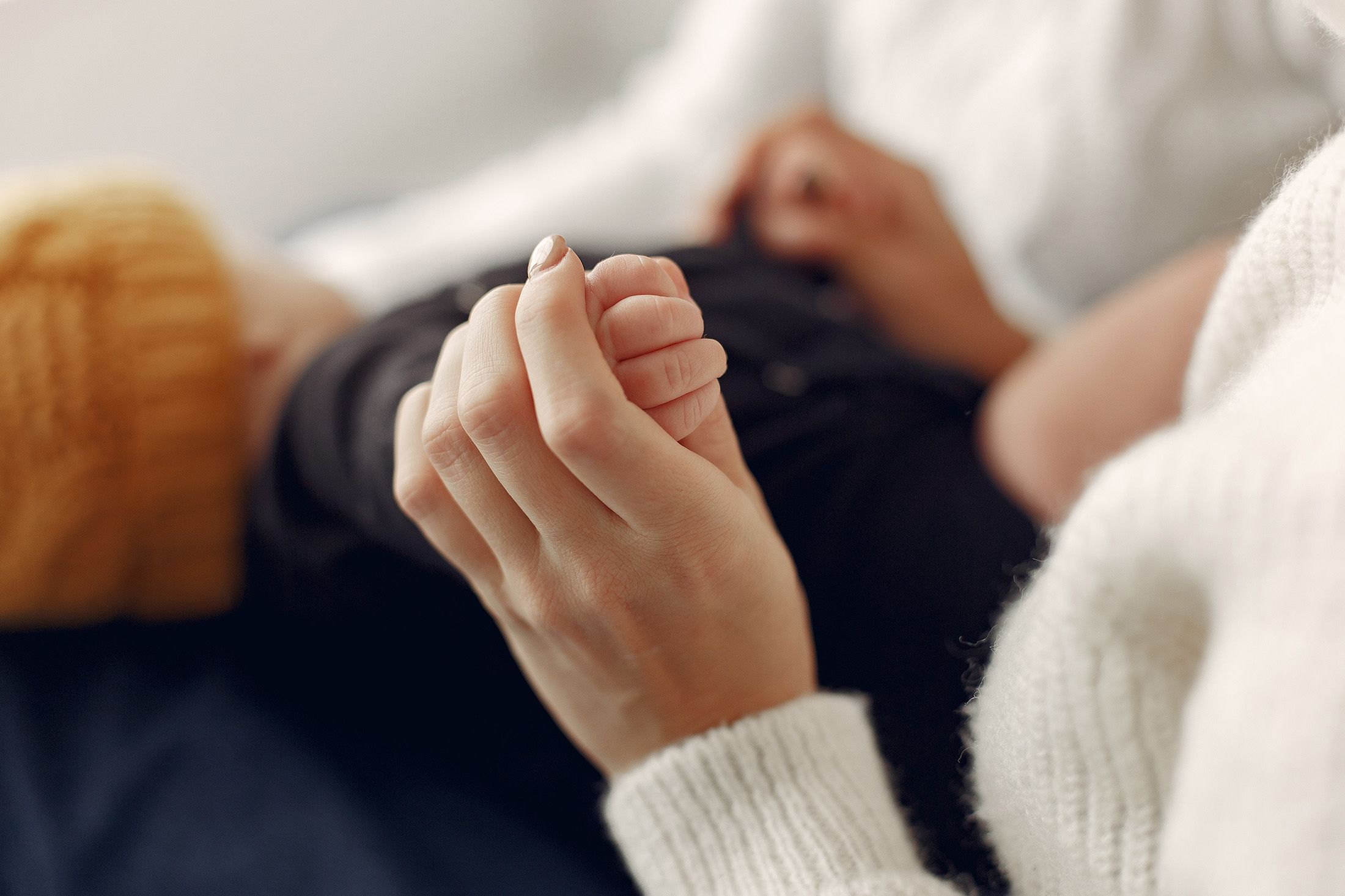 Frau hält Hand vom Kind
